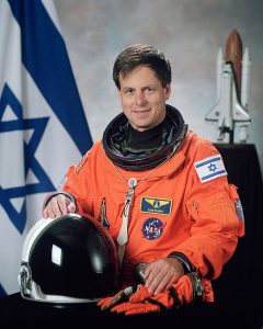 720px-Ilan_Ramon,_NASA_photo_portrait_in_orange_suit