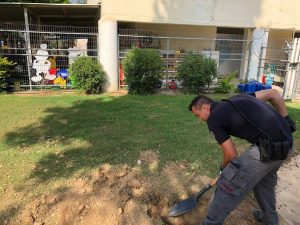 Police sapper handling a mortar shell near a nursery in the Eshkol Regional Council June 20, 2018 (Photo: Eshkol Security)